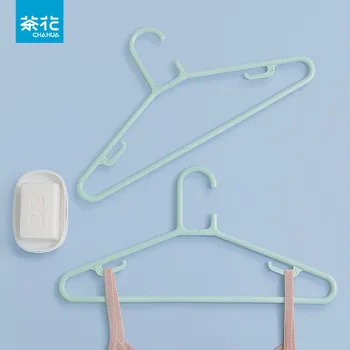 Бесшовная пластиковая вешалка для одежды Ultimate Adult с широкими плечами - идеальное решение для организации вашего гардероба